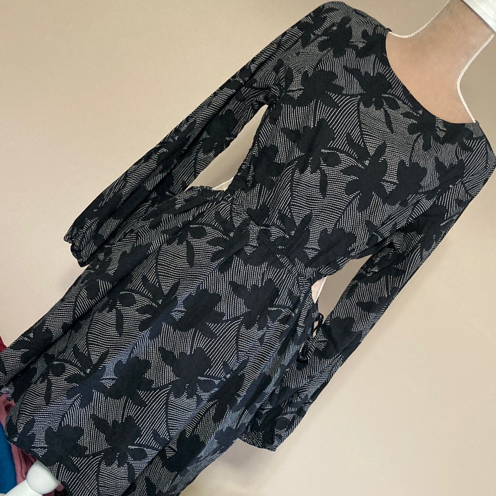 Universal Thread Black Floral Long-Sleeve Cut- Out & Tie-Waist Dress- size M